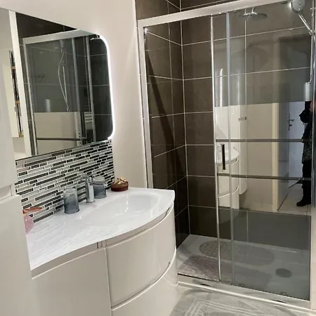 Bright 42 M Comfortable And Equipped With Balcony Appartement *